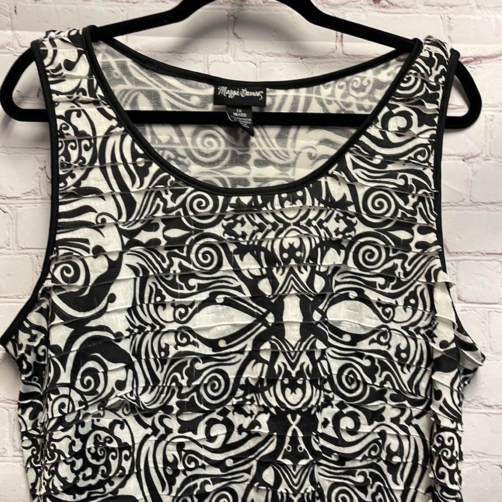 Plus Woman’s Sleeveless Blouse - Picture 10 of 11